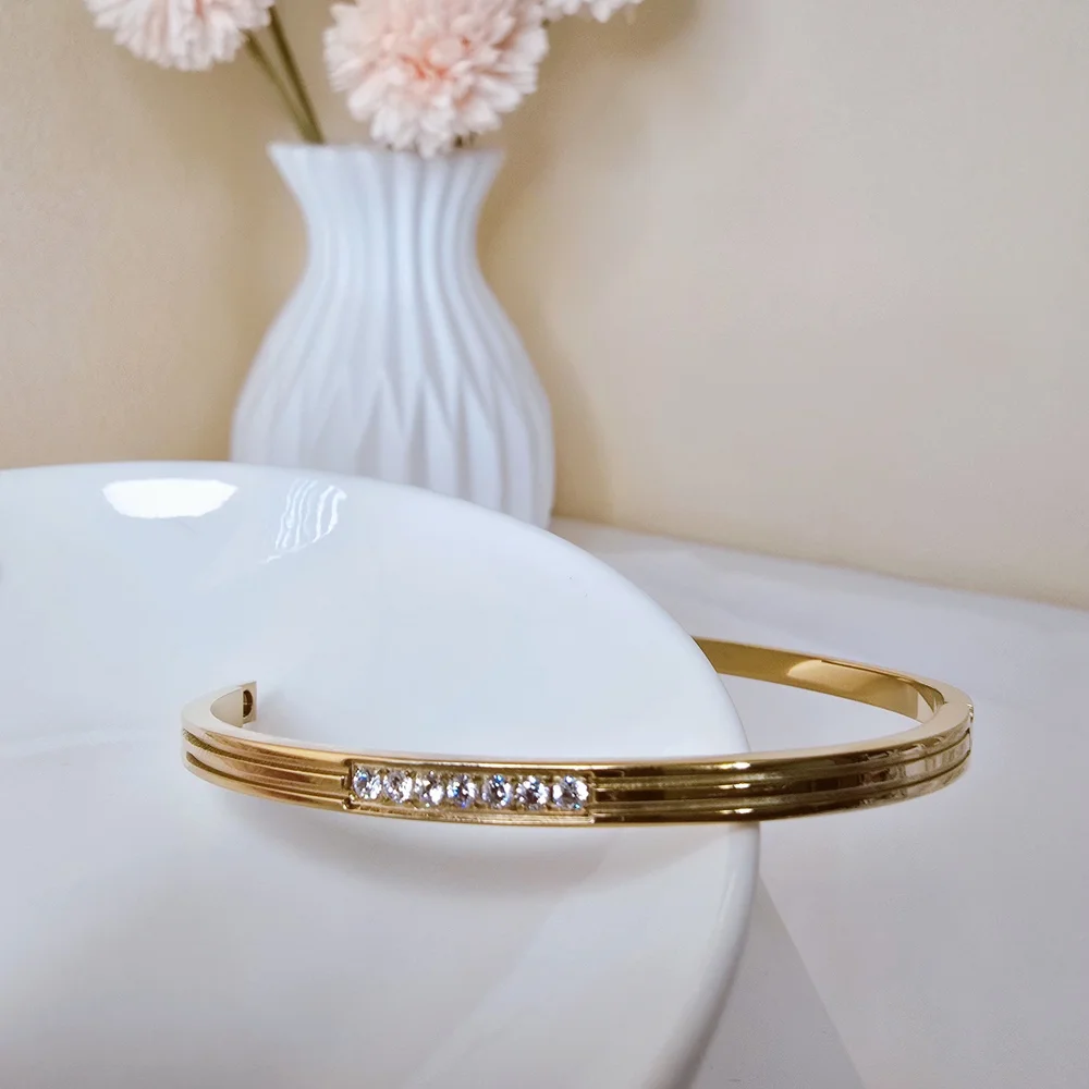 🏷NEW‎ 18K Gold-plated Bangle Bracelet with Crystal Accents